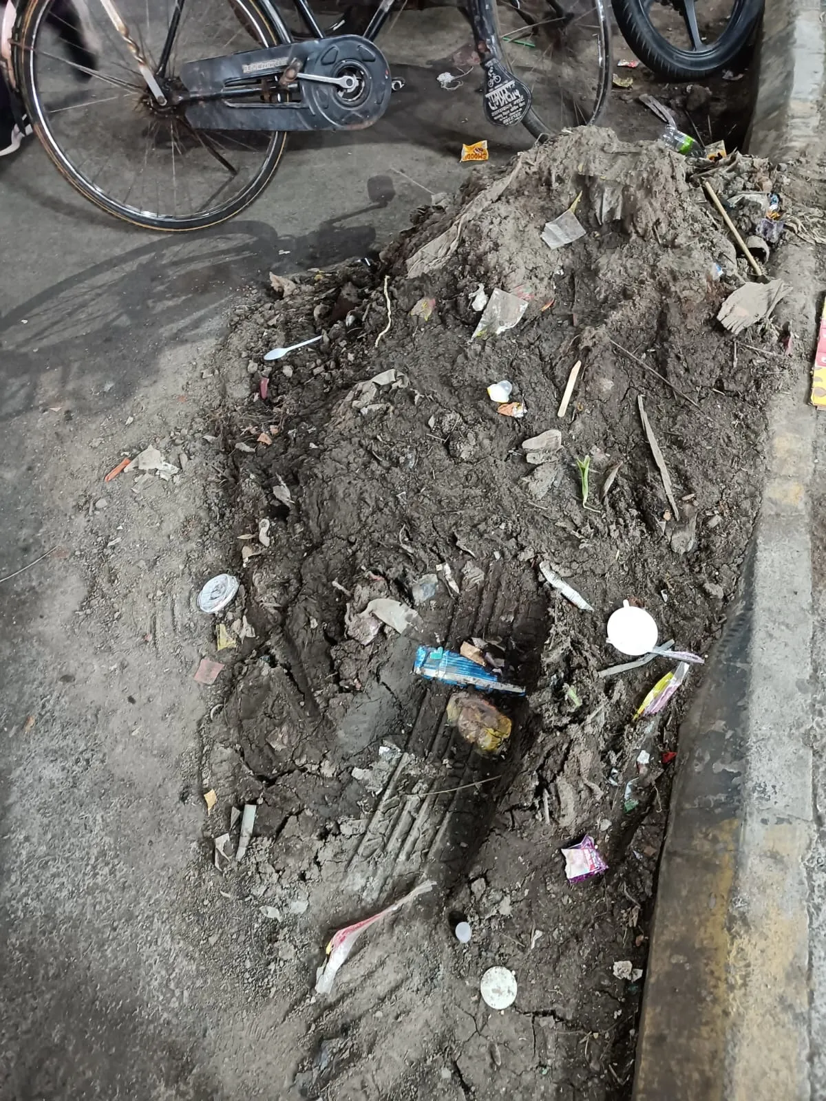 Aajchi Navi Mumbai | नालेसफाई झाली मात्र गाळ रस्त्यावर पसरला