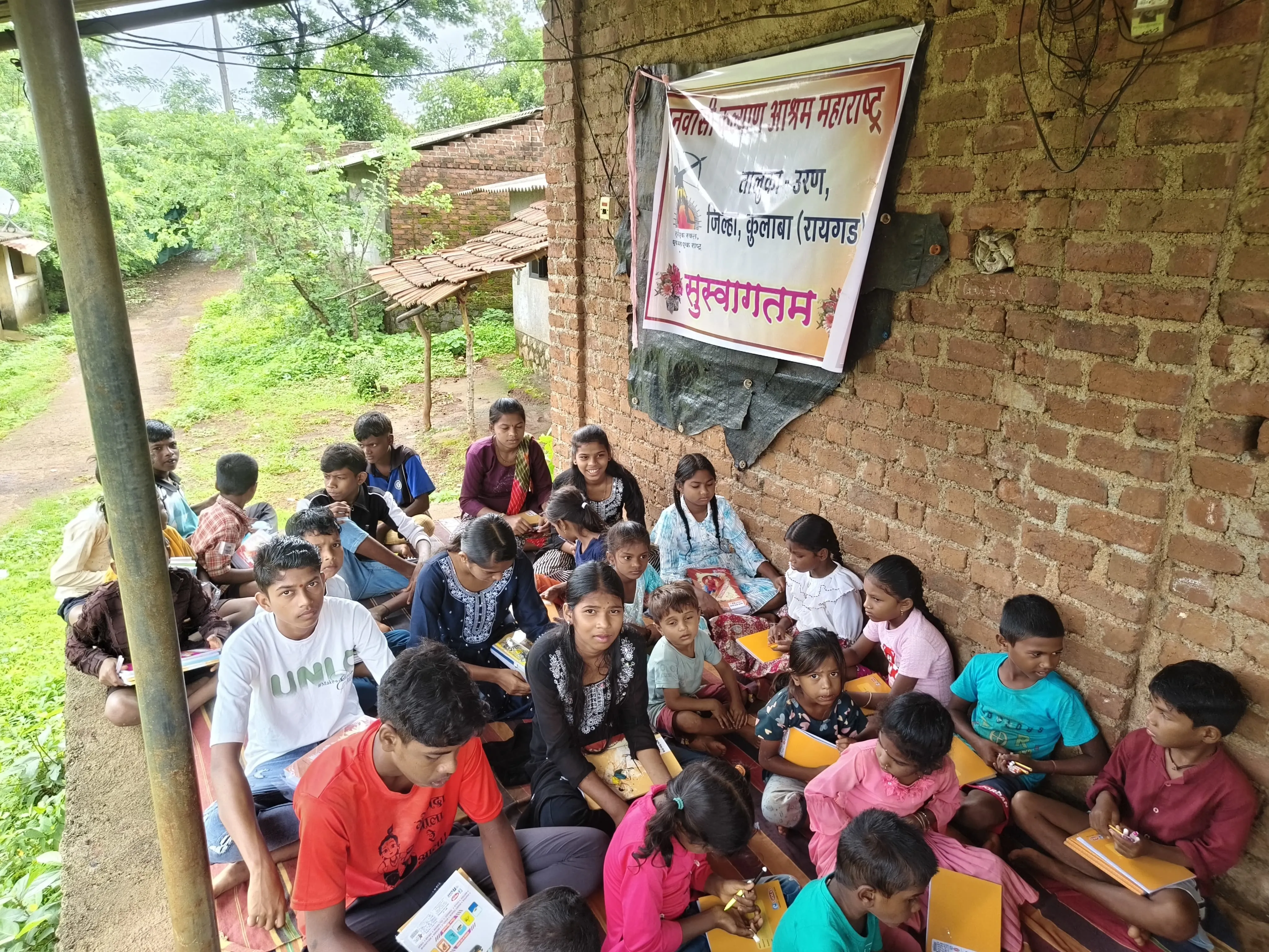 Aajchi Navi Mumbai | आदिवासी वाड्यांवर शैक्षणिक साहित्य वाटप       फो