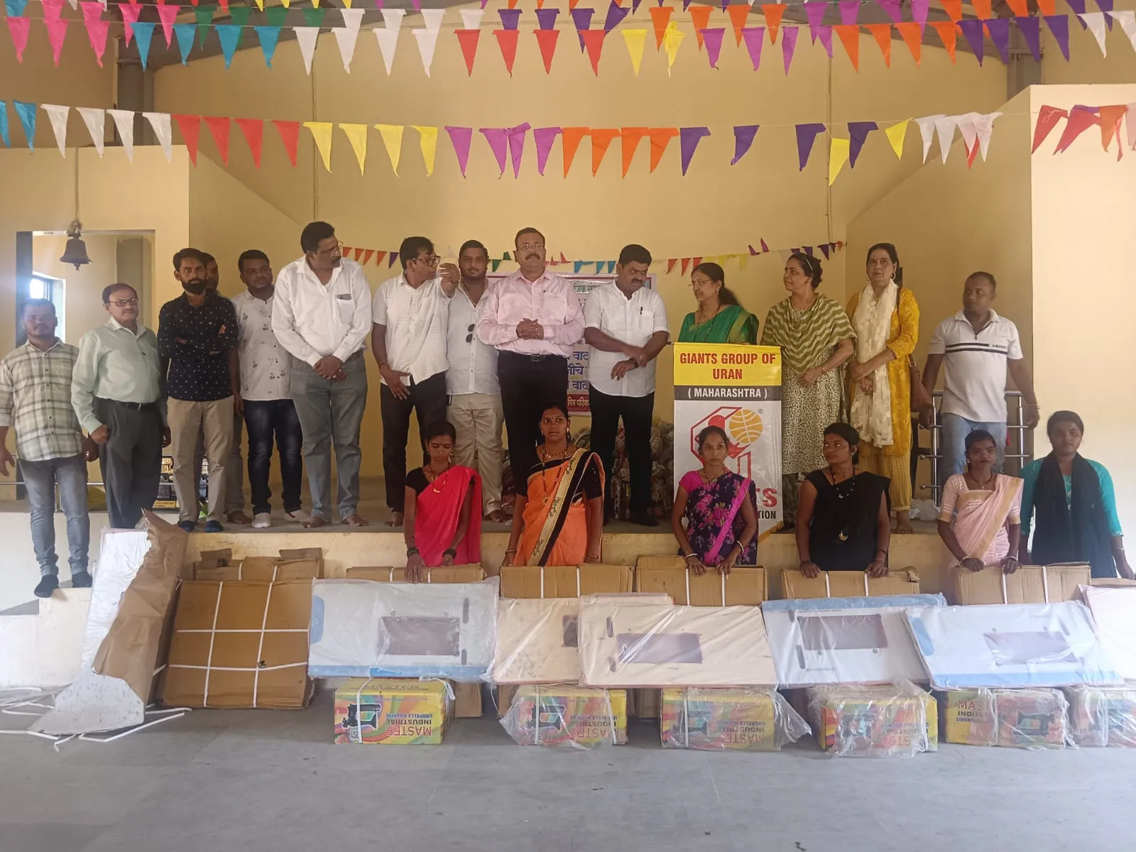 Aajchi Navi Mumbai | आदिवासी महिलांना साहित्य वाटप