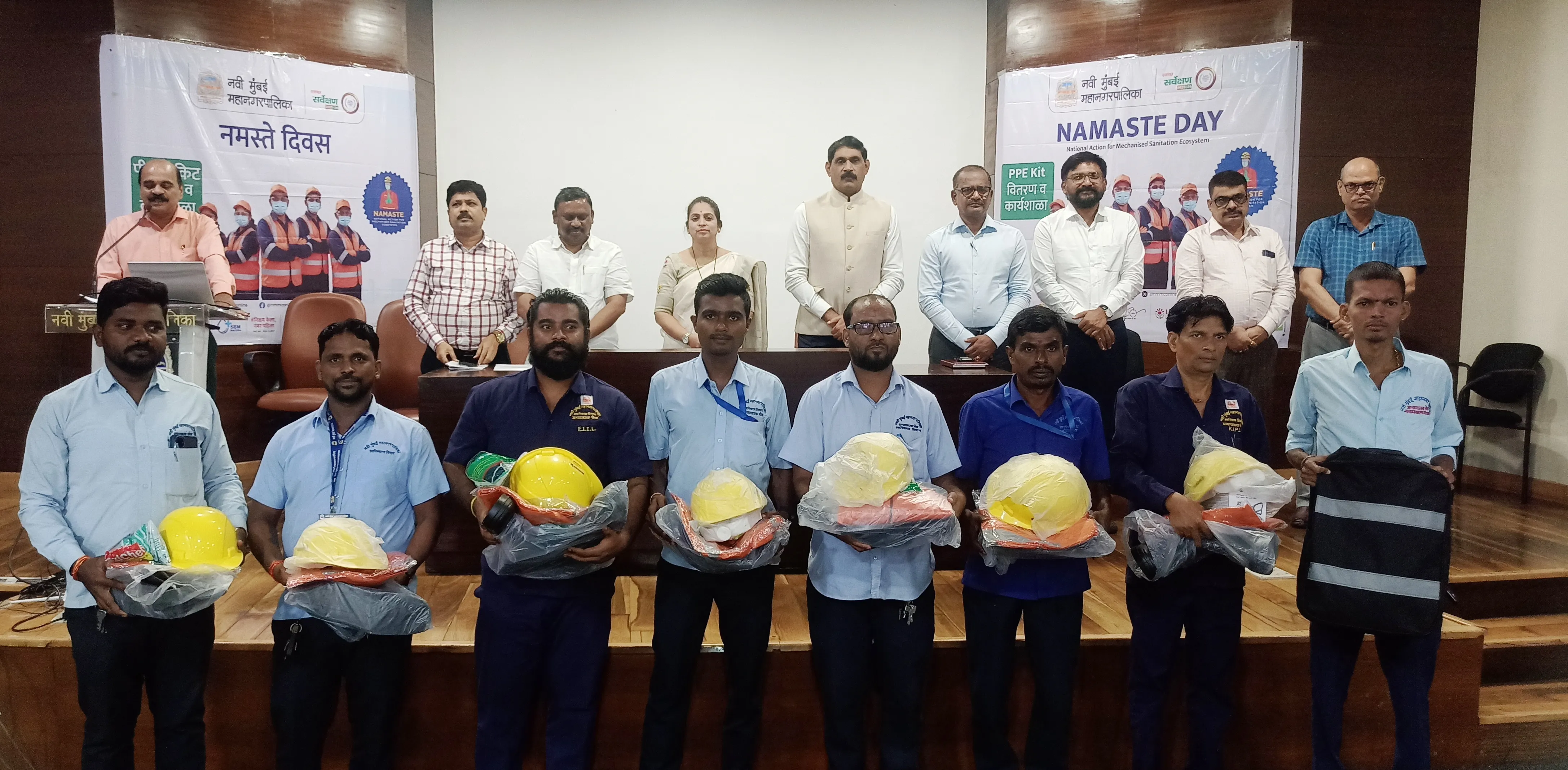 Aajchi Navi Mumbai | ‌‘नमस्ते दिवस‌’ निमित्त स्वच्छताकर्मींंना पीपीई कीट...
