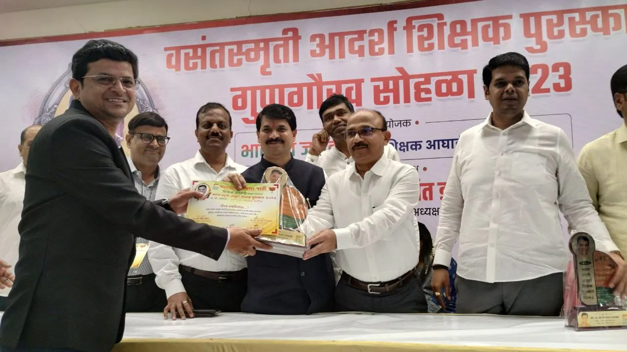 Aajchi Navi Mumbai | मनोज पाटील वसंतस्मृती आदर्श शिक्षक गौरव पुरस्काराने...