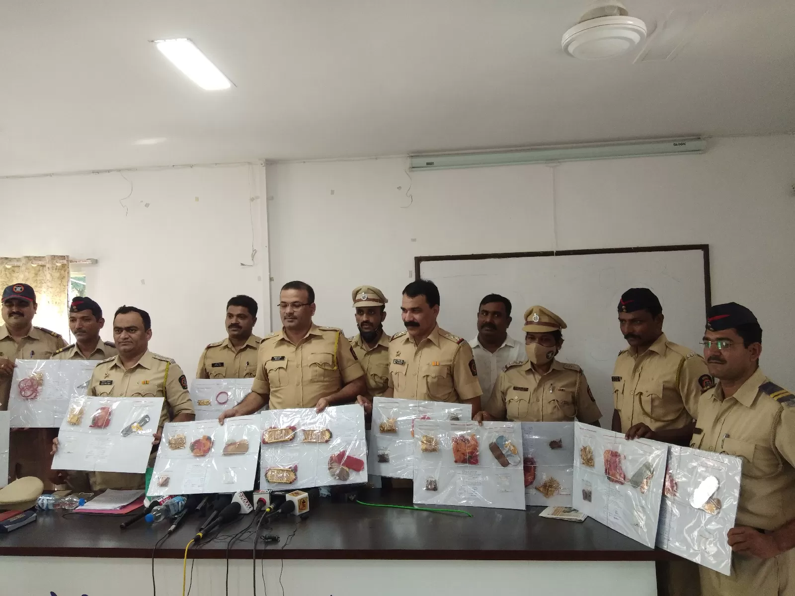 Aajchi Navi Mumbai | बनवाट सोने गहाण ठेवून कर्ज काढणारी चौकडी अटकेत
