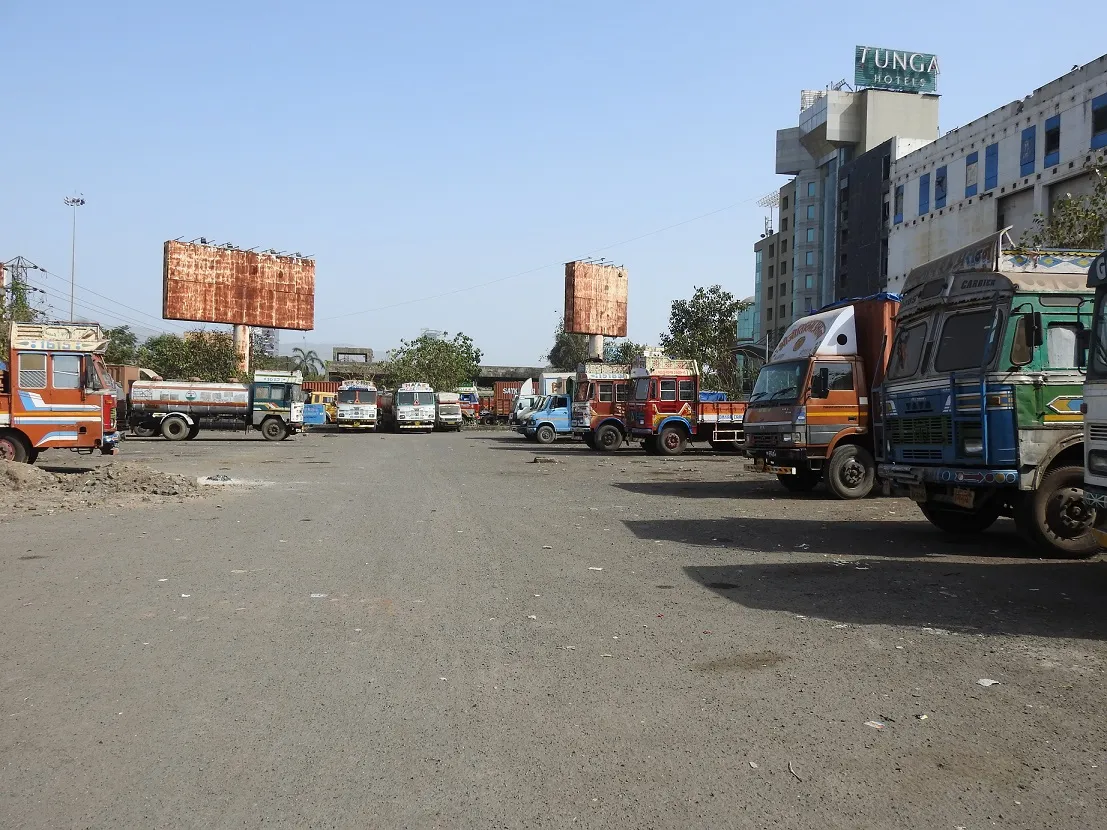 Aajchi Navi Mumbai | अवैध पार्किंगमधून वसूलीचा ‘चाबुक'